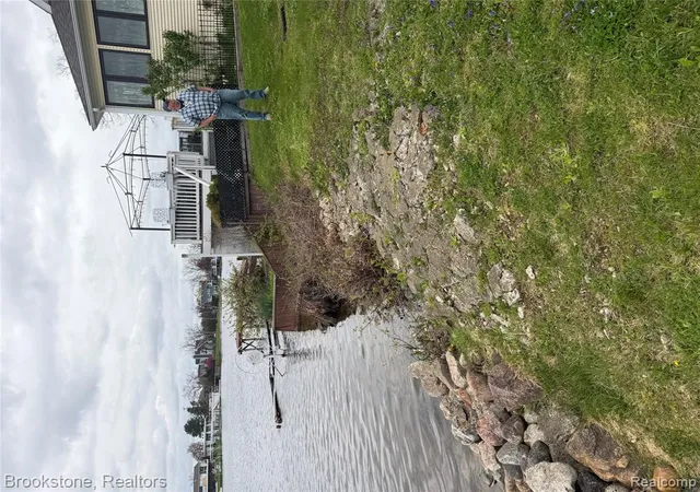 4th image of 208 Brittain Dr, Lake Orion, MI 48362 | MLS# 60988223