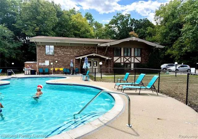 Listing Photo 2 - Condo for sale in building located at 25381 Potomac Dr, South Lyon, MI 48178 - Unit #6