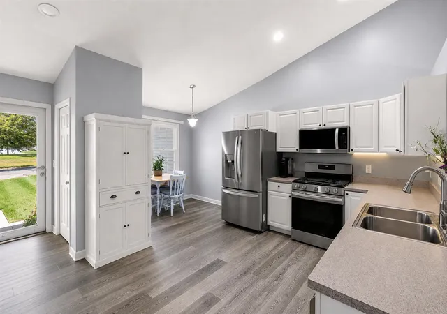 Listing Photo 5 - Condo for sale in building located at 11382 E Lake Dr, Holland, MI 49424