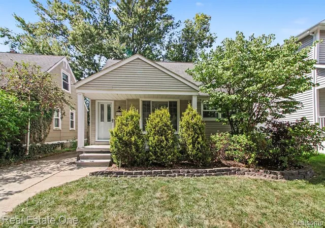 Photo 2 of Sale Pending at 1318 Cherokee Ave, Royal Oak, MI 48067 3386 | MLS# 61024120 | Listing updated on 2026-09-25