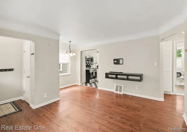 Photo 4 of Sale Pending at 1318 Cherokee Ave, Royal Oak, MI 48067 3386 | MLS# 61024120 | Listing updated on 2026-09-25
