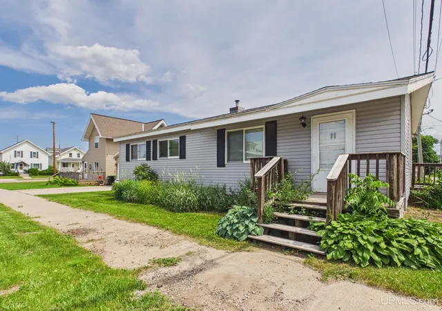Photo 1 of Single family home for sale at 105 Chestnut St, Munising, MI 49862 | MLS# 50216099 | Listing updated on 2026-09-01