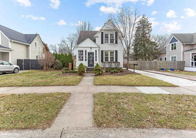 Photo 2 of Sale Pending at 261 Jones St, Mount Clemens, MI 48043 | MLS# 50201429 | Listing updated on 2026-03-18