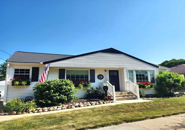 Homes for sale in Bay City, MI | 1703 30th St, Bay City, MI 48708 | MLS# 50214131