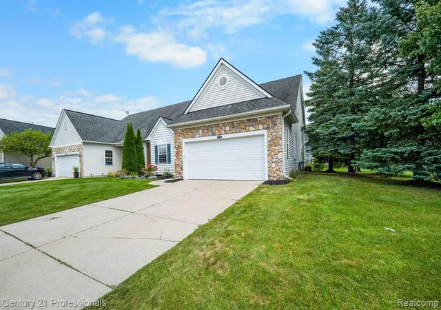Listing Photo 1 - Condo for sale in building located at 3305 Grv Ln, Auburn Hills, MI 48326 - Unit #