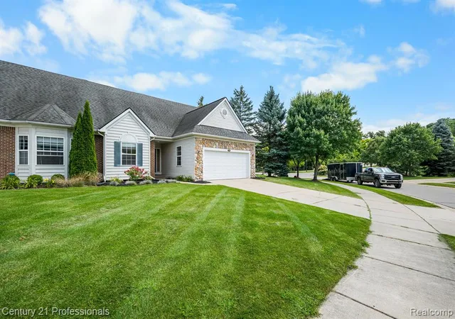 Photo 3 of Condo for sale at 3305 Grove Ln, Auburn Hills, MI 48326 3979 | MLS# 61003569 | Listing updated on 2026-10-04