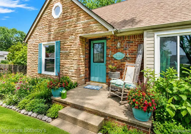 Photo 1 of Single family home for sale at 28300 Oakley St, Livonia, MI 48154 3922 | MLS# 61010655 | Listing updated on 2026-10-29
