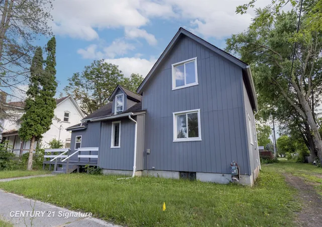 Homes for sale in Pinconning, MI | 611 W 2nd St, Pinconning, MI 48650 | MLS# 50197426