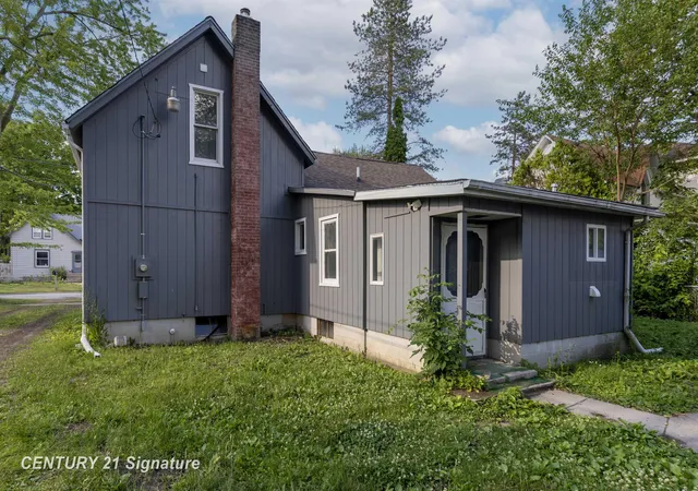 Homes for sale in Pinconning, MI | 611 W 2nd St, Pinconning, MI 48650 | MLS# 50197426