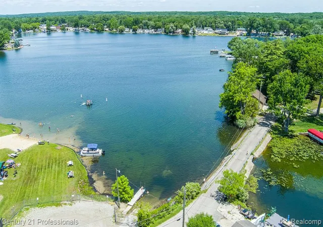 Homes for sale in Ortonville, MI | 500 Neptune Dr, Ortonville, MI 48462 | MLS# 61005139