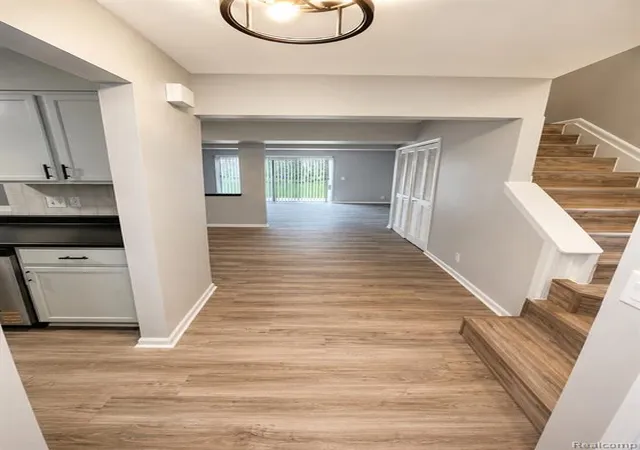 3rd image of 5858-5860 Niles Dr, Troy, MI 48098 | MLS# 61005910