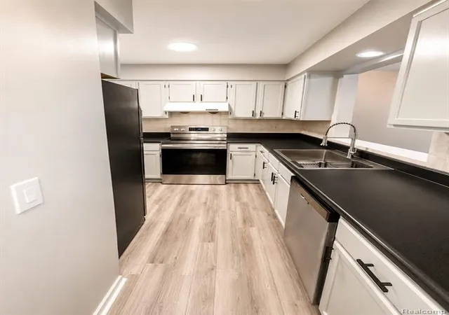 4th image of 5858-5860 Niles Dr, Troy, MI 48098 | MLS# 61005910