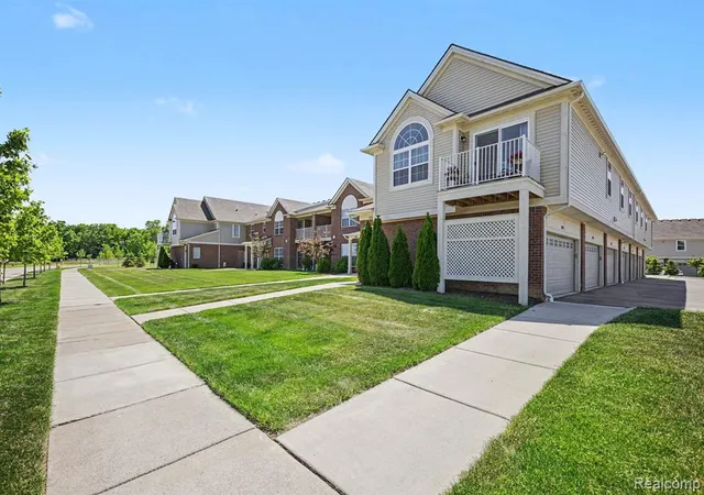 Photo 5 of Sale Pending at 22056 Andover Dr #93, Macomb, MI 48042 | MLS# 60999957 | Listing updated on 2026-08-12