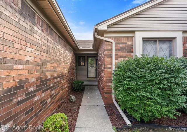 2nd image of 13760 Provincial Dr, Sterling Heights, MI 48313 | MLS# 61009243