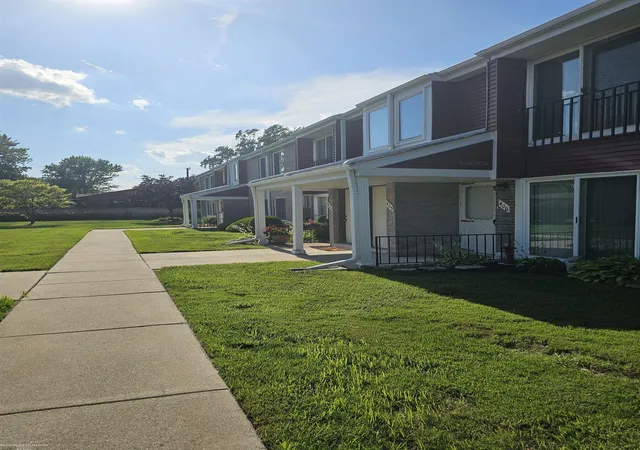 Photo 4 of Condo for sale at 405 Sunset Ln #34, Saint Clair Shores, MI 48082 | MLS# 50213947 | Listing updated on 2026-08-19