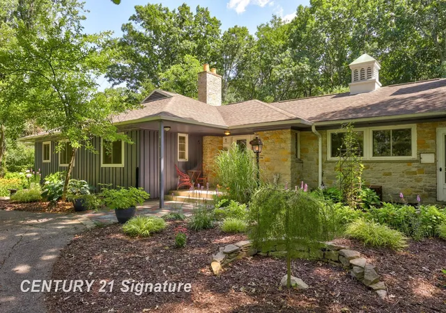 4th image of 1 N Center Woods Dr, Saginaw, MI 48638 | MLS# 50217422
