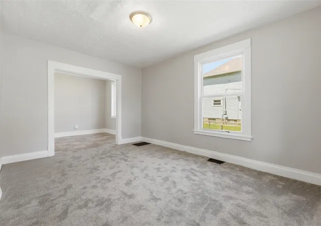 Photo 4 of Single family home for sale at 1128 Sigsbee St, Grand Rapids, MI 49506 | MLS# 70541565 | Listing updated on 2026-10-14