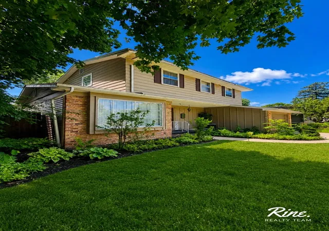 3rd image of 2709 Belaire Dr, Lansing, MI 48911 | MLS# 70539486