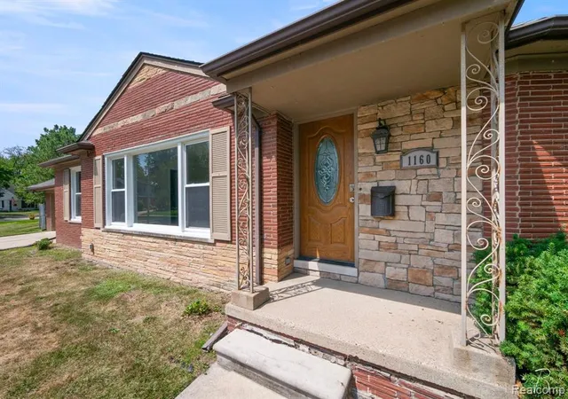 Photo 4 of Single family home for sale at 1160 Torrey Rd, Grosse Pointe Woods, MI 48236 2359 | MLS# 61023698 | Listing updated on 2026-10-19