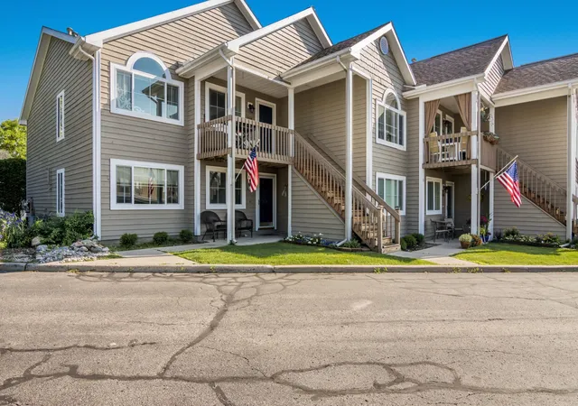 Homes for sale in Traverse City, MI | 13766 S West Bay Shore Drive, Traverse City, MI 49684 | Houzeo