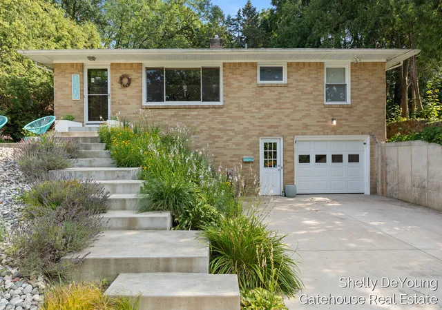 Photo 2 of Sale Pending at 1570 E Terrace St, Grand Rapids, MI 49503 | MLS# 70550660 | Listing updated on 2026-08-14