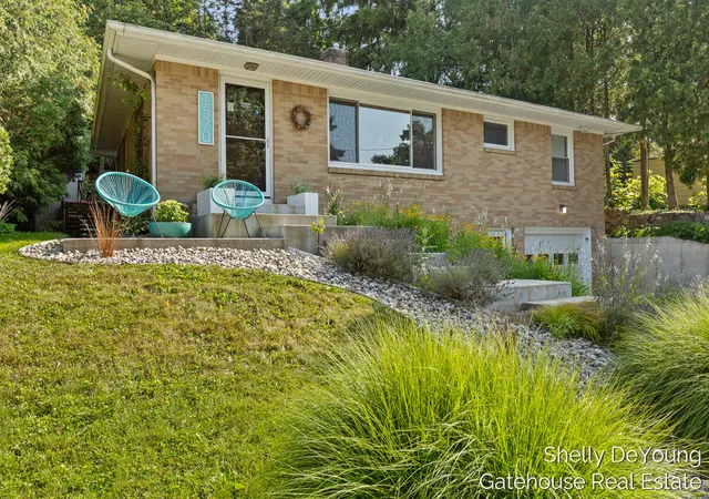 Photo 4 of Single Family Residence at 1570 E Terrace St, Grand Rapids, MI 49503 | MLS# 70550660 | | Sold on 2026-09-11