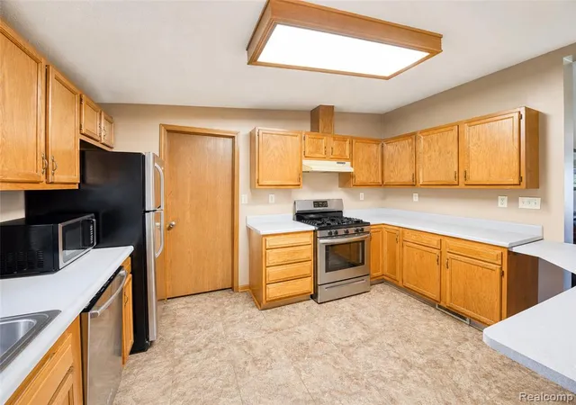 3rd image of 13129 Evelyn Ct, Van Buren Township, MI 48111 | MLS# 61009102