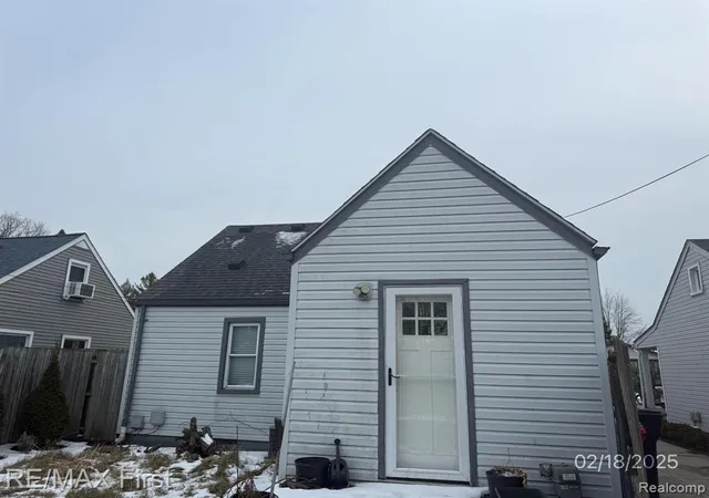 Photo 3 of Sale Pending at 19029 Victor St, Roseville, MI 48066 | MLS# 60371349 | Listing updated on 2025-12-18