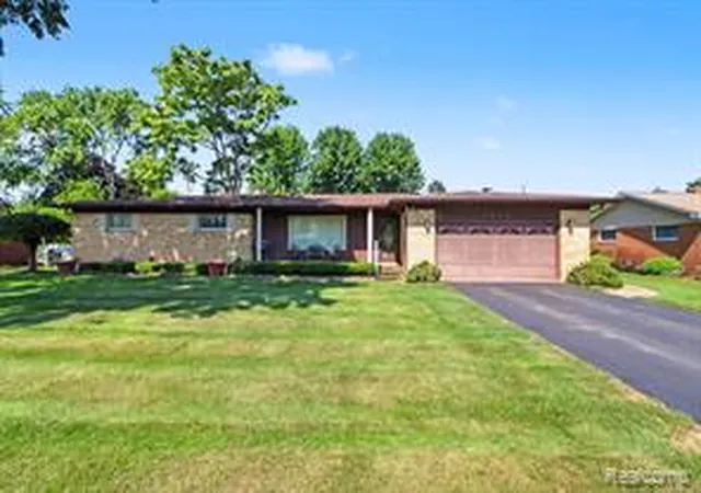 Homes for sale in Waterford, MI | 3577 Meadowleigh Ln, Waterford, MI 48329 | MLS# 61009734