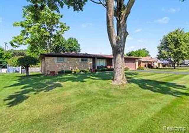 Homes for sale in Waterford, MI | 3577 Meadowleigh Ln, Waterford, MI 48329 | MLS# 61009734