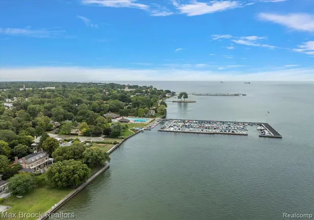 2nd image of 382 Notre Dame St, Grosse Pointe, MI 48230