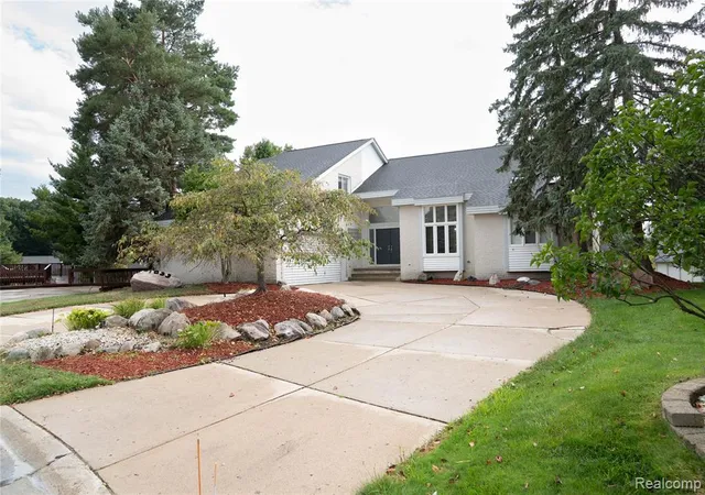 1st image of 31033 Evergreen Ct, Farmington Hills, MI 48331 1179 | MLS# 61023825