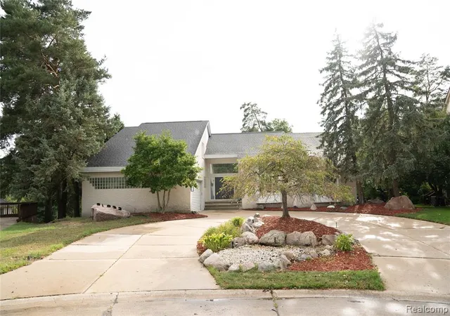 2nd image of 31033 Evergreen Ct, Farmington Hills, MI 48331 1179 | MLS# 61023825