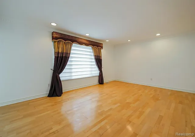2nd image of 6240 Wynford Dr, West Bloomfield, MI 48322 | MLS# 61021412