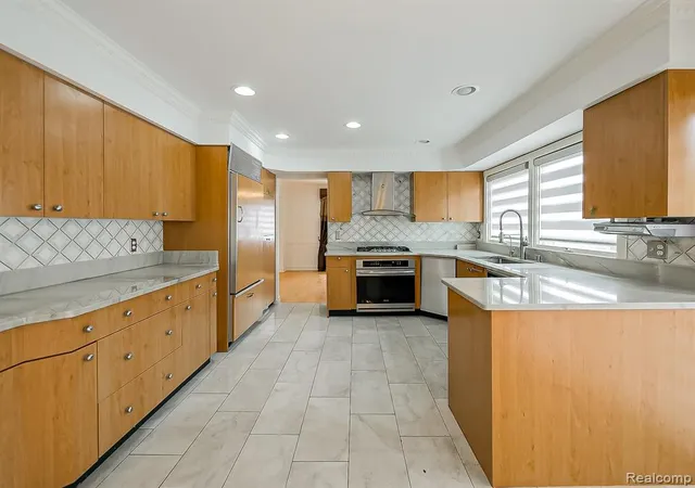 Photo 4 of Single family home for sale at 6240 Wynford Dr, West Bloomfield, MI 48322 | MLS# 61021412 | Listing updated on 2026-09-20