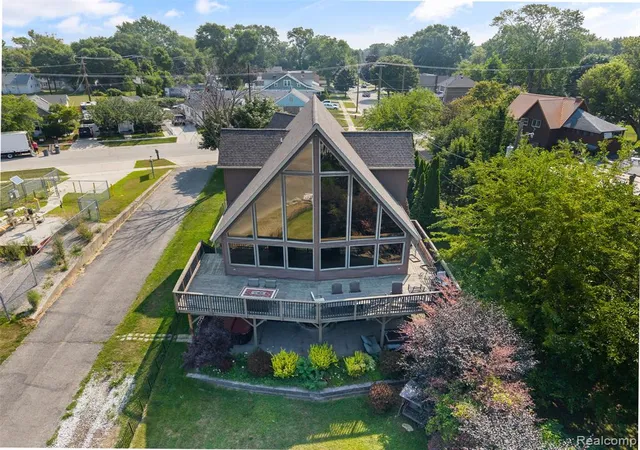 3rd image of 1907 Riverside Dr, Port Huron, MI 48060 | MLS# 60965238