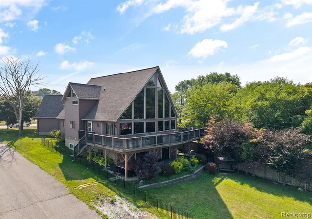 4th image of 1907 Riverside Dr, Port Huron, MI 48060 | MLS# 60965238