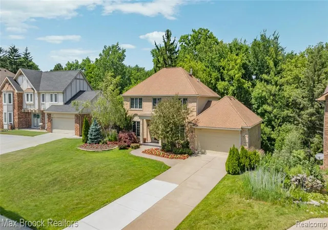 Photo 3 of Single family home for sale at 31223 Country Ridge Cir, Farmington Hills, MI 48331 1123 | MLS# 61025577 | Listing updated on 2026-09-13