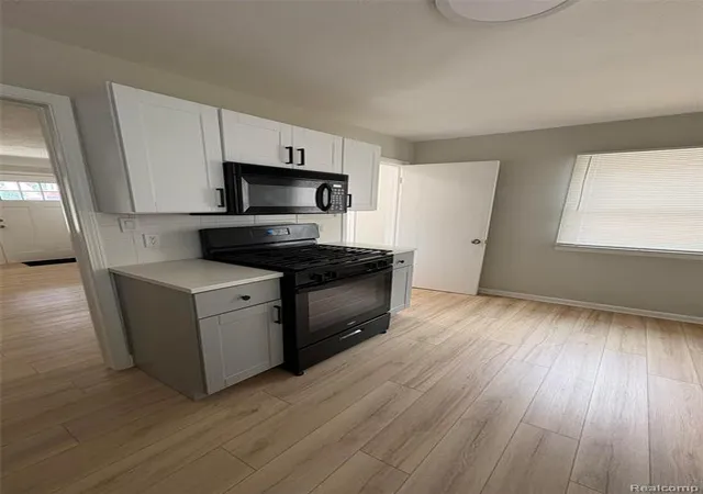 Photo 4 of Sale Pending at 105 W Evelyn Ave, Hazel Park, MI 48030 3108 | MLS# 61024737 | Listing updated on 2026-09-03