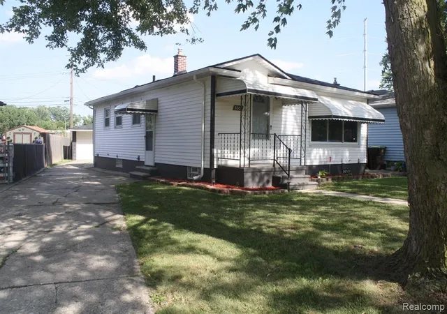 2nd image of 5001 Montfaucon St, Trenton, MI 48183 | MLS# 61007645