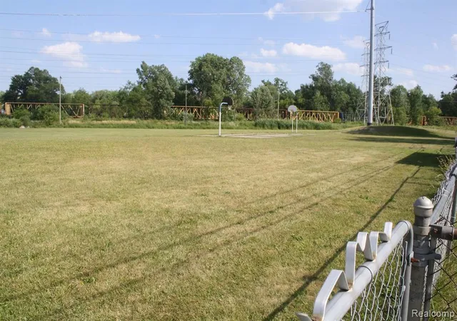 5th image of 5001 Montfaucon St, Trenton, MI 48183 | MLS# 61007645