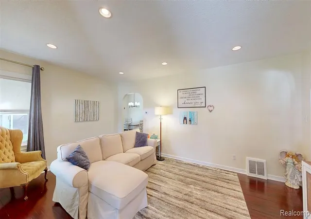 Photo 4 of Sale Pending at 515 Randolph St, Owosso, MI 48867 2453 | MLS# 61025331 | Listing updated on 2026-09-04