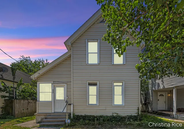Photo 2 of Single family home for sale at 927 Davis Ave, Grand Rapids, MI 49504 | MLS# 70545513 | Listing updated on 2026-09-09