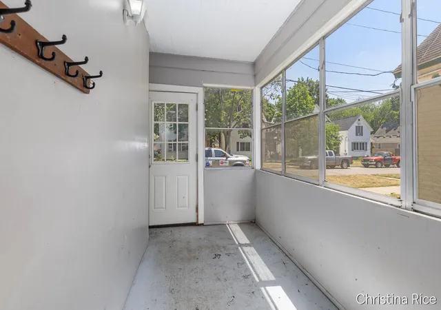 Photo 4 of Single family home for sale at 927 Davis Ave, Grand Rapids, MI 49504 | MLS# 70545513 | Listing updated on 2026-09-09