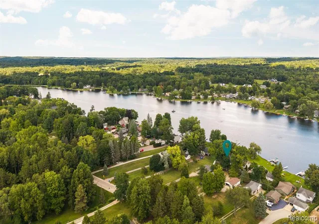 2nd image of 5958 Bullard Rd, Fenton, MI 48430 | MLS# 61022417