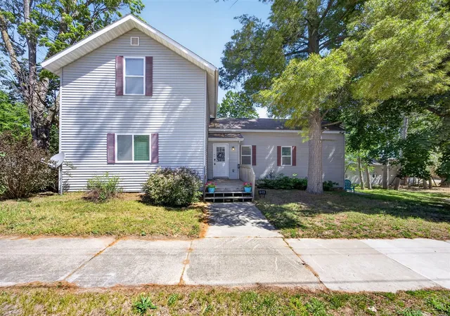 Photo 2 of Single family home for sale at 124 W Madison St, Big Rapids, MI 49307 | MLS# 70502066 | Listing updated on 2026-07-16