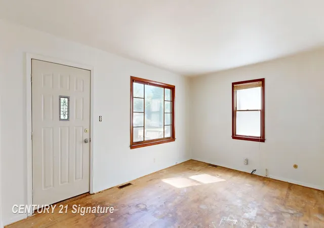 Photo 3 of Single family home for sale at 3303 W Lyndon Ave, Flint, MI 48504 | MLS# 50220220 | Listing updated on 2026-08-29