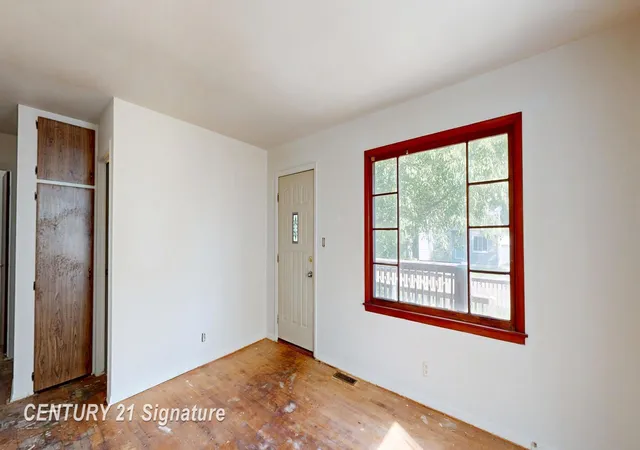 Photo 4 of Single family home for sale at 3303 W Lyndon Ave, Flint, MI 48504 | MLS# 50220220 | Listing updated on 2026-08-29