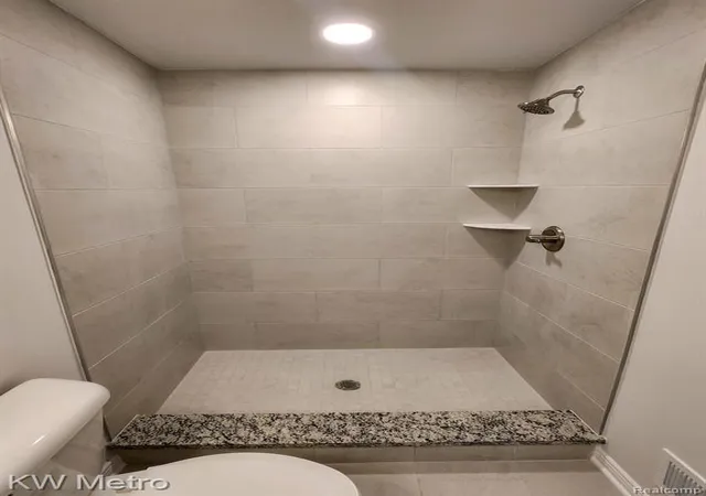 16th image of 205 Whispering Pines Dr #11, Fenton, MI 48430 5303 | MLS# 60966489
