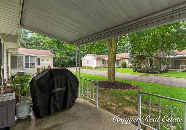 Listing Photo 5 - Condo for sale in building located at 5895 Leisure S Dr, Grand Rapids, MI 49548